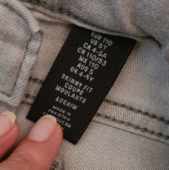 4 pairs 5T H&M Jeans - Picture 5 of 7